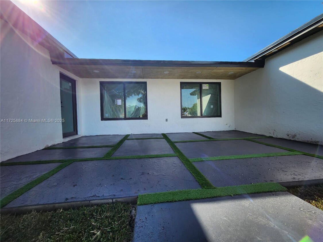 Foto principal - 11900 NW 14th Ct