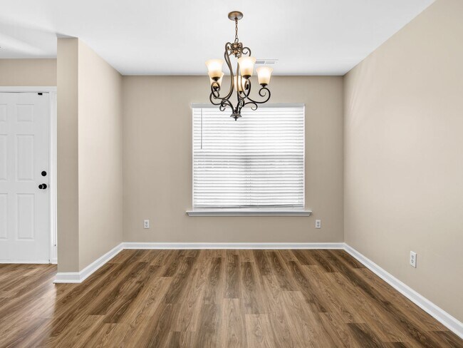 Foto del edificio - Beautiful 4 bedroom 2 bathroom house ready for you to call home!