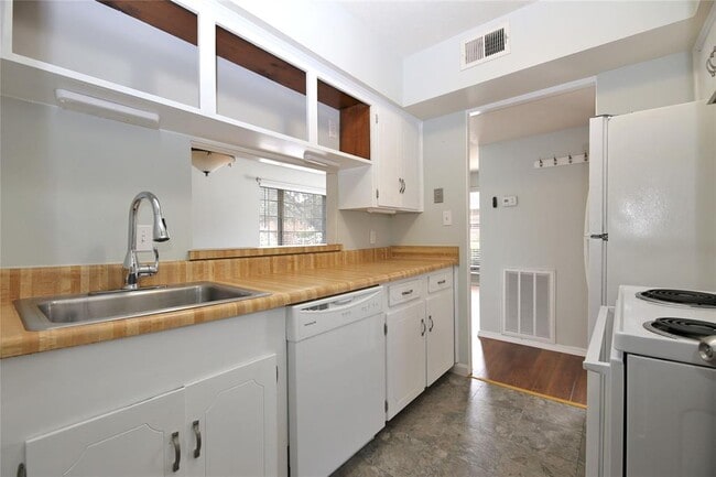 Building Photo - 2121 Fountain View Dr