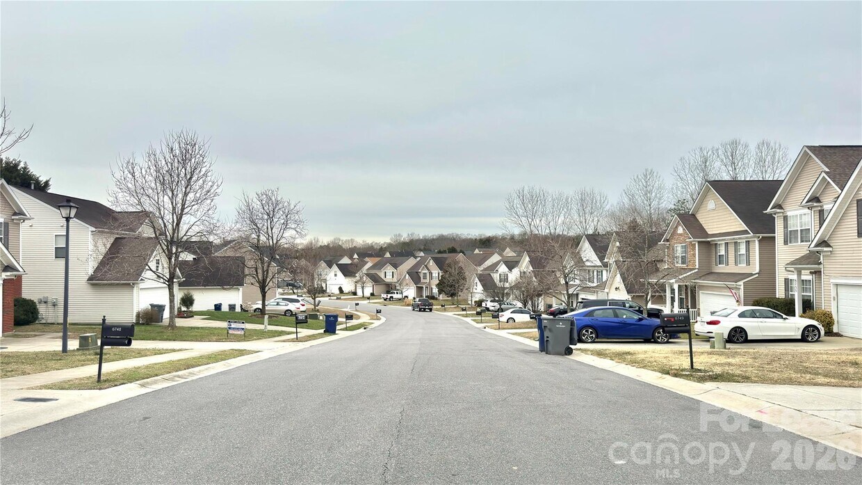 Foto del edificio - 6749 Sequoia Hills Dr