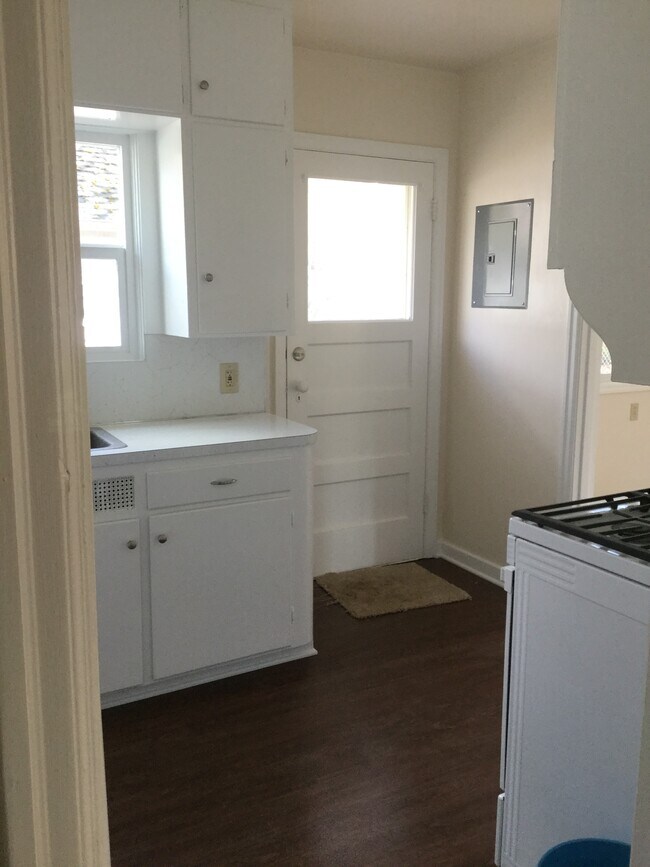 Puerta trasera, acceso a los jardines y al césped. - 1008 E 2nd St