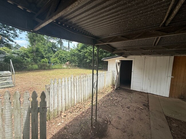 Building Photo - ** 2 Bed 1 Bath Located in Highland Garden...