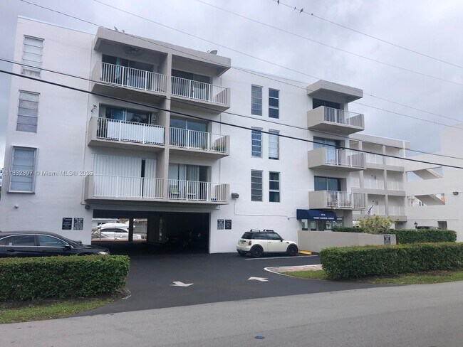 Foto del edificio - 3716 NE 168th St