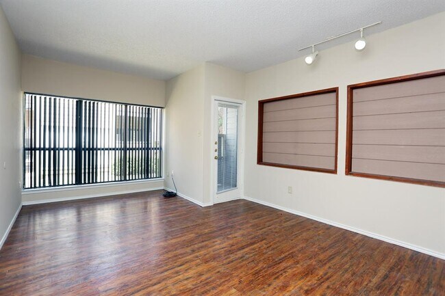 Foto del edificio - 9254 Forest Ln