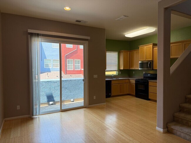 Foto del edificio - Adorable 4/3 Tri-Level Home - Rancho!  Ple...