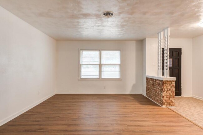 Foto del edificio - 1506 E 2nd St