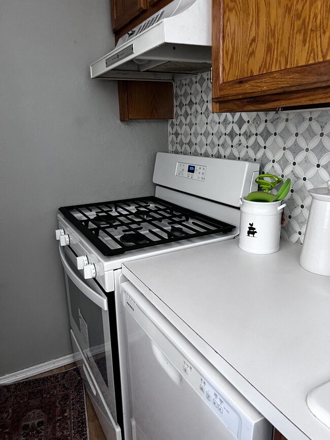 Gas oven - 1108 W Plato Rd