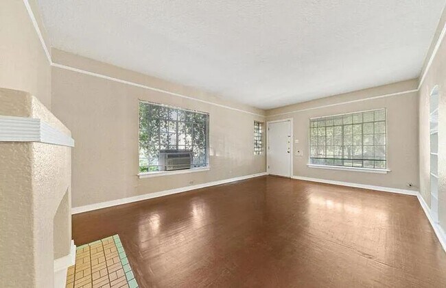 Foto del edificio - 268 E Lullwood Ave
