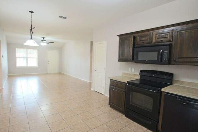 Building Photo - Tour Today! 3 Bed 2 Bath 1 Car Duplex- Lin...