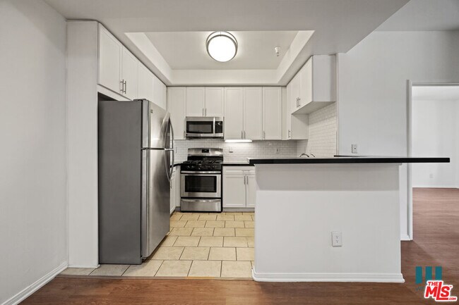 Foto del edificio - 1561 S Barrington Ave