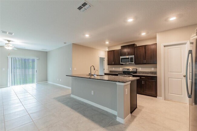 Foto del edificio - 15509 Peace River Pl