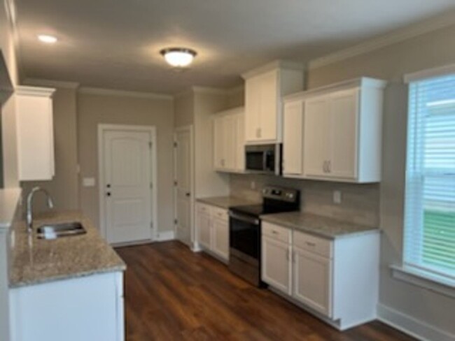 Building Photo - Beautiful and spacious 2 Story in Summerto...