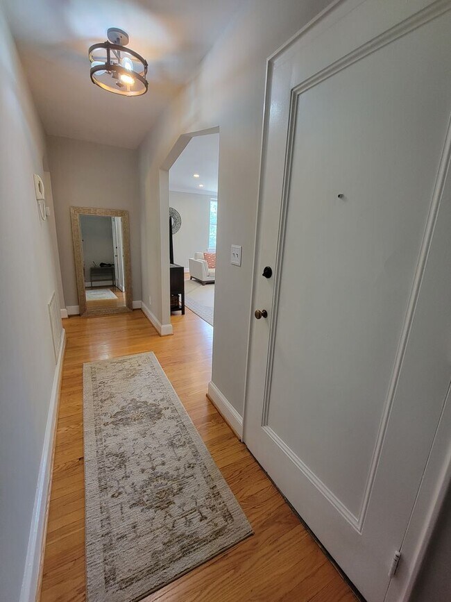 Building Photo - Fabulous, Furnished, Spacious 2BR with balcony in Alexandria