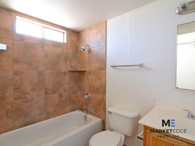Building Photo - 3Bed/2Bath at 75th/Thomas! $1100 MOVE-IN S...