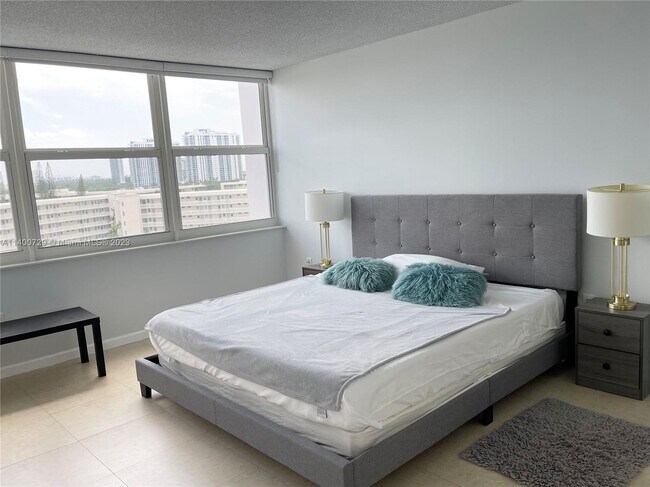 Building Photo - 18041 Biscayne Blvd