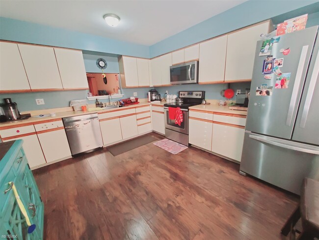 Building Photo - 2 br, 1.5 bath Townhome - 115 Fillow St Apt 4