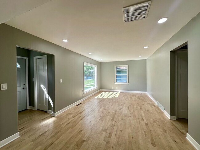 Foto del edificio - Gorgeous 4 Bedroom 1 Bathroom Home in Rich...