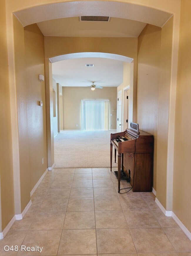 Building Photo - 3 br, 2 bath House - 682 S Lawson Dr