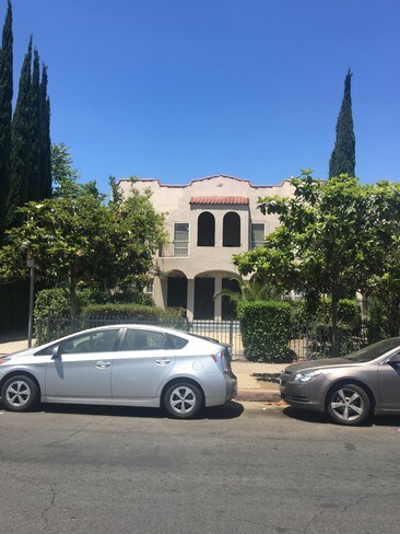 Afuera - 1667 S Westmoreland Blvd