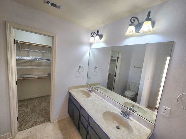 Foto del edificio - 3 Bedroom 2 Bathroom in Legacy