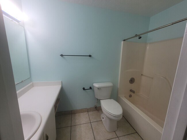 Building Photo - 3 bedroom 2 bath home located in mid -Wilmington area