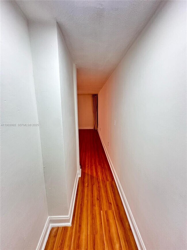 Foto del edificio - 2498 SW 17th Ave