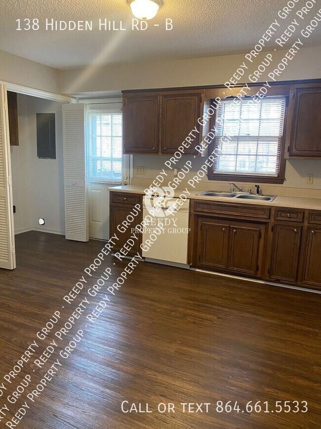 Foto del edificio - 138 Hidden Hill Rd