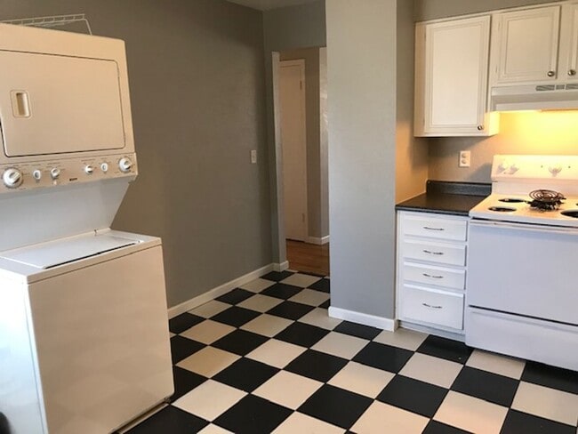 Foto del edificio - Bright & Beautiful Top Floor 2-bedroom 1 B...