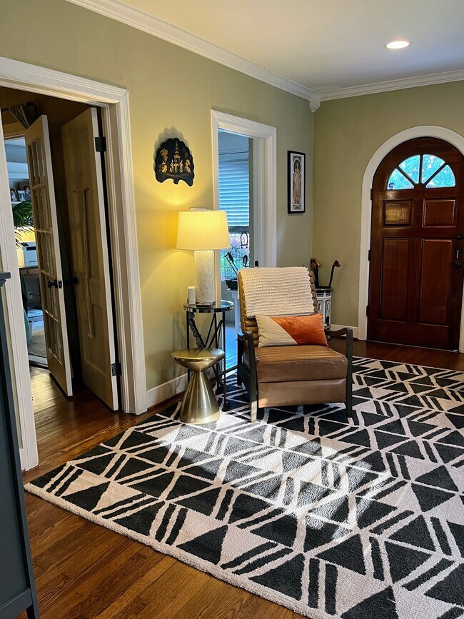 Entrance - 2106 Colquitt St