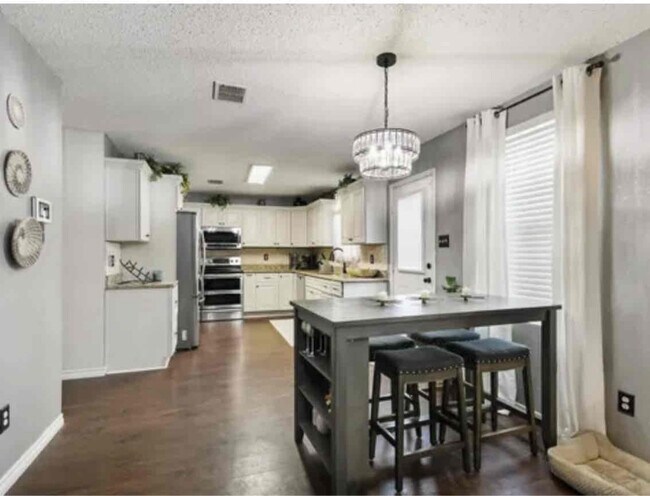 Foto del edificio - 1505 Flagstone Ln
