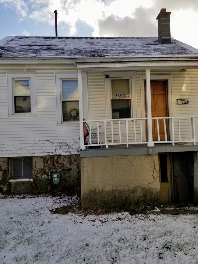 Small single house - 718 Alder St