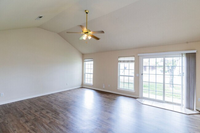 Foto del edificio - ***255 B ravenwood Blvd***