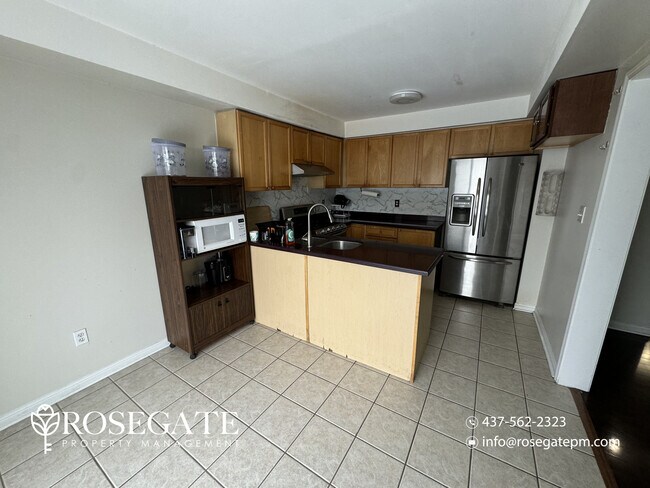 Photo du bâtiment - Spacious 3+1 Bedroom Detached Corner Home with Garage & Backyard in Brampton