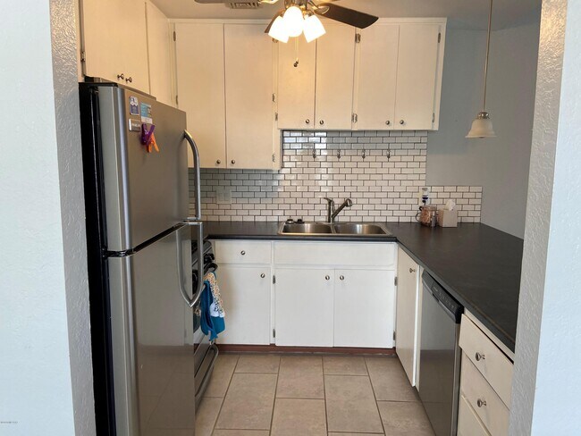 Building Photo - 836 S Langley Ave