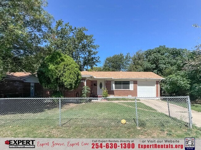 Building Photo - Comfortable Living and Easy Access!