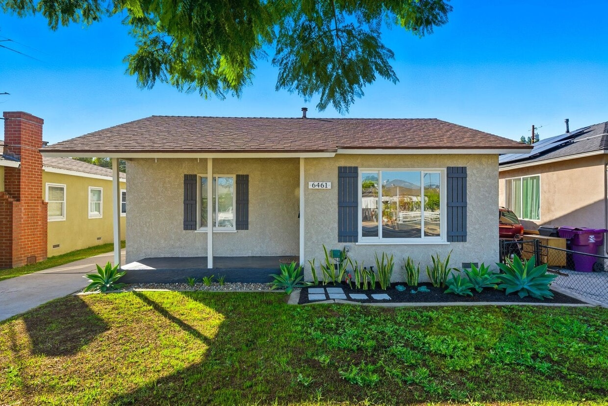 Primary Photo - Refreshed Single Family Home with Lots of ...