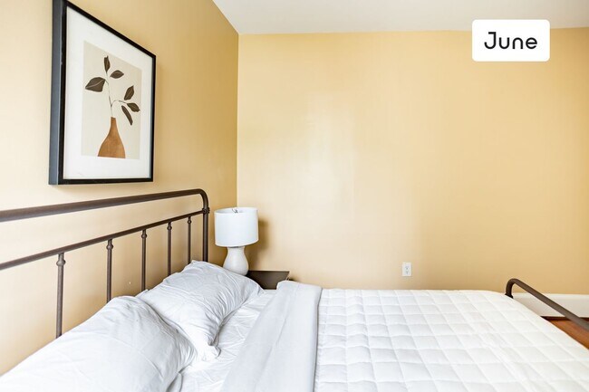 Foto del edificio - ROOM ONLY in 4-bed/3.0-bath Home