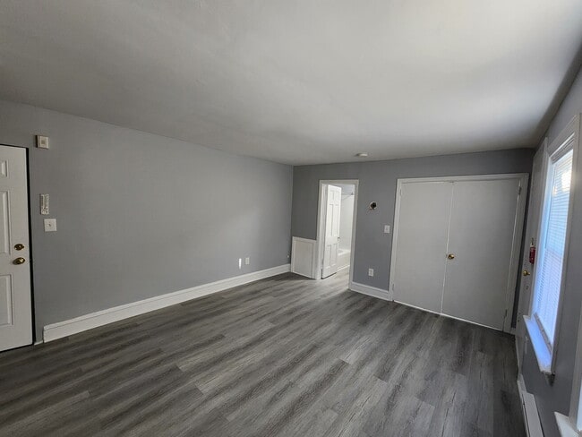 Building Photo - 824 N West St