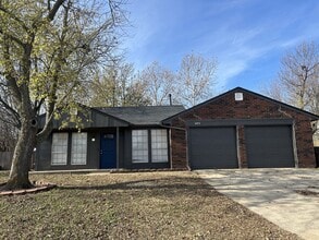 Building Photo - 605 Silver Medal Dr