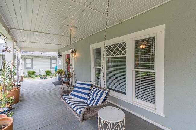 Building Photo - 311 W Mistletoe Ave