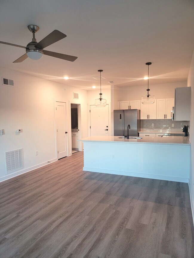 Corner unit sharing only one wall with neighbor - 1540 Lebanon Pike