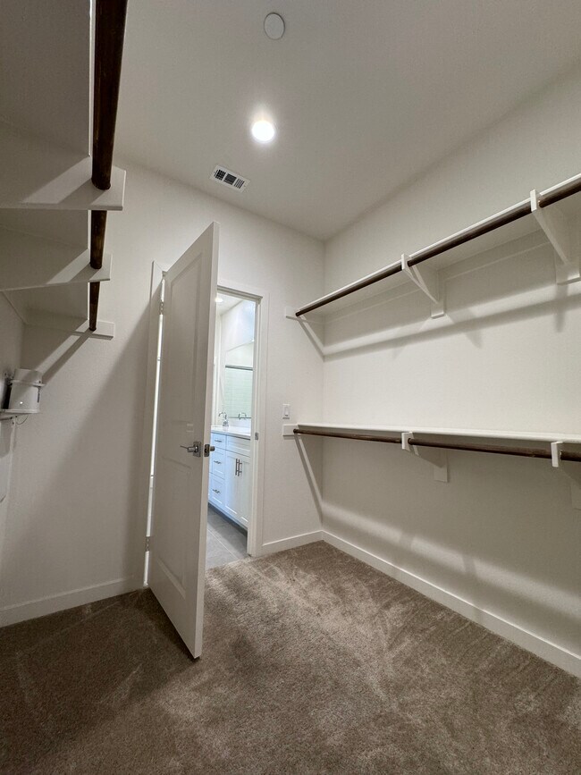 Building Photo - 15982 Parkhouse Dr