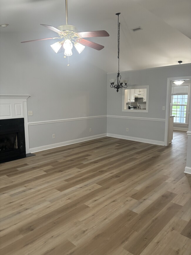Building Photo - 2049 Briarwood Dr