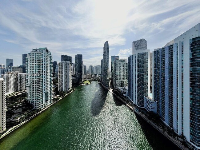 Foto del edificio - 325 S Biscayne Blvd