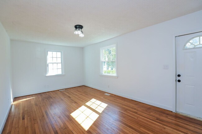 Building Photo - Charming Cape Style Home for Rent!