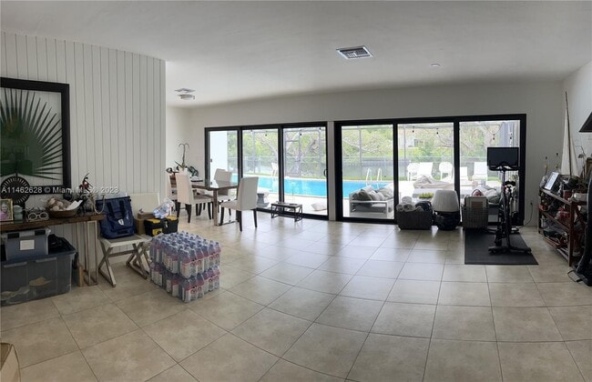 Building Photo - 1460 Coruna Ave