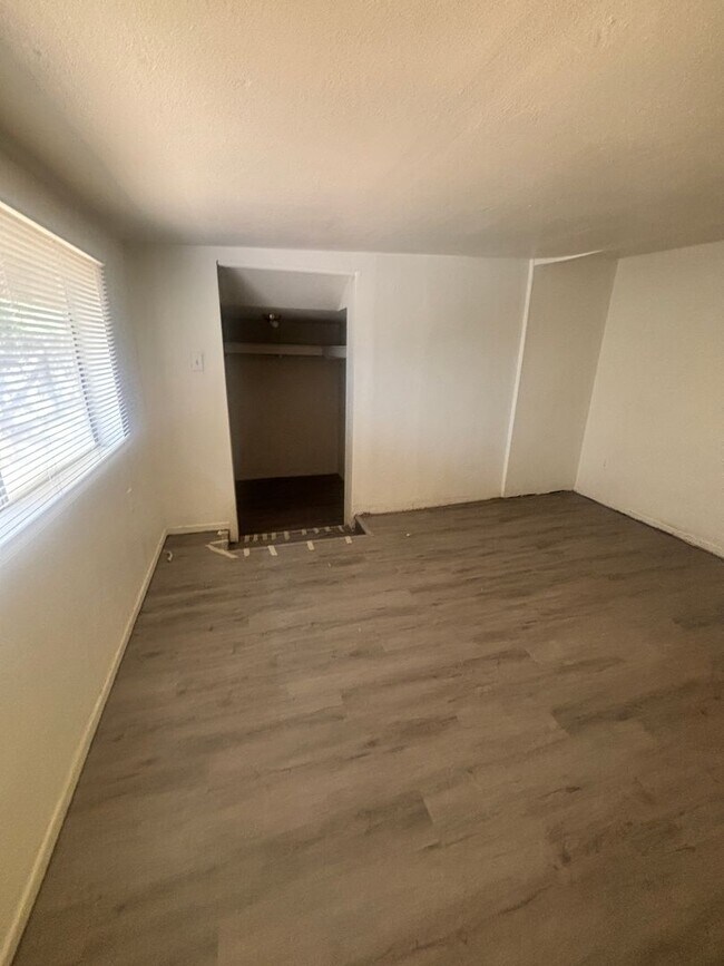 Foto del edificio - 906 S Farmer Ave