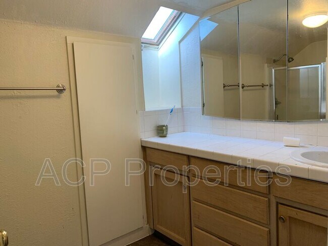 Building Photo - 1585 E Badger Rd