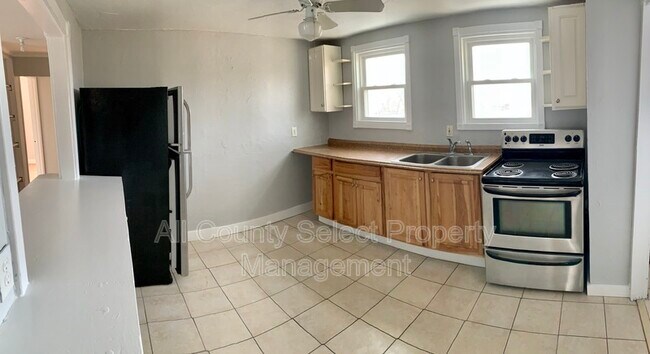 Building Photo - 143 S Elm St