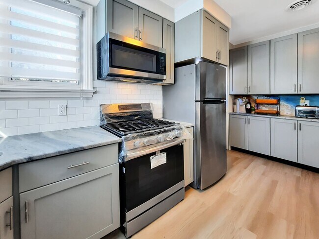 Building Photo - Spacious Rancher with In-Law Suite & Accessible Features – Sudbrook Park